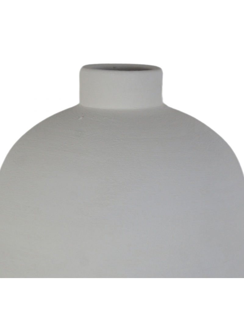 Dettaglio del collo del vaso Natura: bocca stretta e superficie opaca della ceramica bianca
