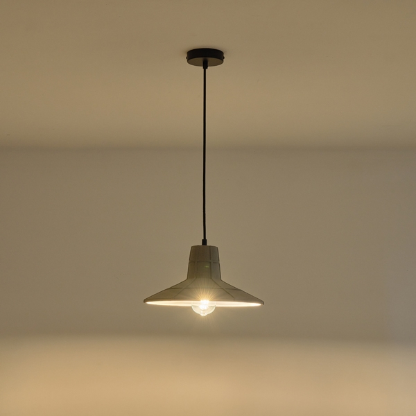 Lampada a sospensione Arme in cemento grigio a cupola larga, diametro 32 cm, accesa contro una parete chiara. La lampadina non è compresa