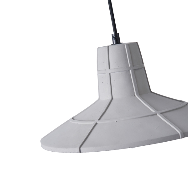 Lampada a sospensione Arme in cemento grigio a cupola larga, diametro 32 cm: dettaglio del paralume e del portalampada. La lampadina non è compresa