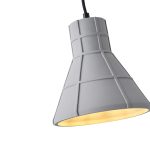 Lampada a sospensione Arme in cemento grigio sfaccettato, diametro 20 cm: dettaglio del paralume e del portalampada. La lampadina non è compresa