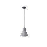 Lampada a sospensione Arme in cemento grigio sfaccettato, diametro 20 cm, vista intera con cavo e rosone