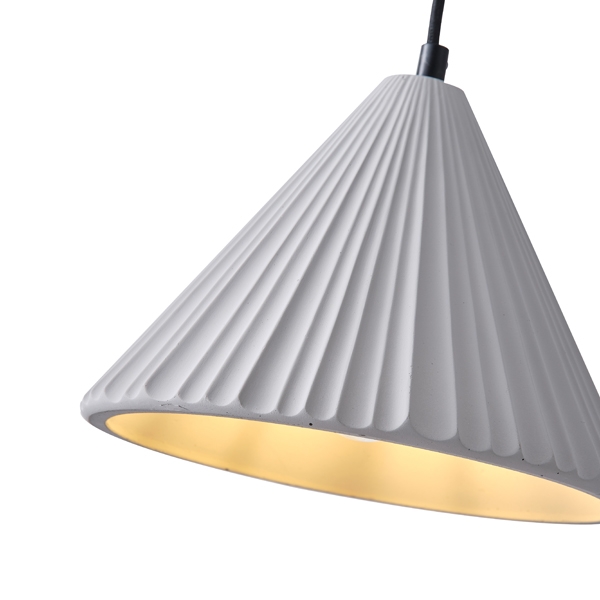 Lampada a sospensione Platre in cemento grigio plissettato, diametro 24 cm: dettaglio del paralume e del portalampada. La lampadina non è compresa