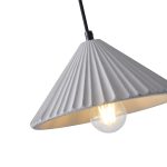 Lampada a sospensione Platre in cemento grigio plissettato, diametro 25 cm: dettaglio del paralume e del portalampada. La lampadina non è compresa