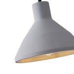 Lampada a sospensione Yeso in cemento grigio a cono, diametro 24 cm: dettaglio del paralume e del portalampada. La lampadina non è compresa