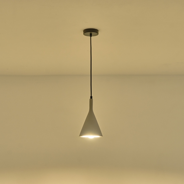 Lampada a sospensione Yeso in cemento grigio a cono stretto, diametro 15 cm, accesa contro una parete chiara. La lampadina non è compresa