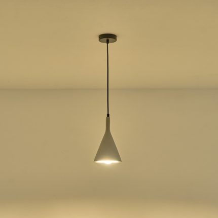 Lampada a sospensione Yeso in cemento grigio a cono stretto, diametro 15 cm, accesa contro una parete chiara. La lampadina non è compresa