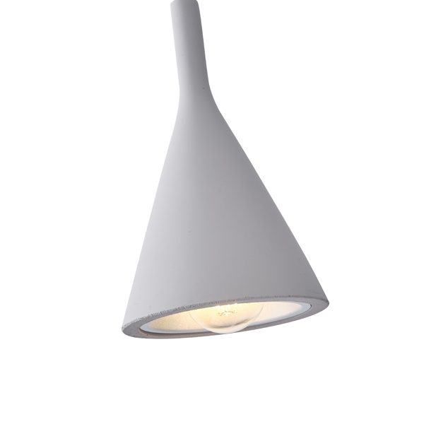 Lampada a sospensione Yeso in cemento grigio a cono stretto, diametro 15 cm: dettaglio del paralume e del portalampada. La lampadina non è compresa