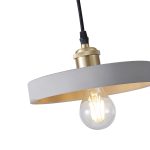 Lampada a sospensione Yeso in cemento grigio a disco, diametro 21 cm: dettaglio del paralume e del portalampada. La lampadina non è compresa