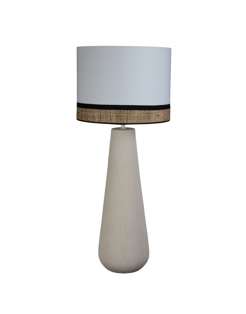 Lampada da tavolo Creta su fondo bianco: base conica in ceramica sabbiata color sabbia, alta 61 cm, e paralume cilindrico bianco di Ø 38 cm con fascia in fibra intrecciata tra due bordini neri; altezza complessiva 94 cm