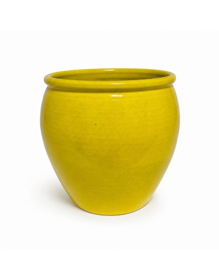 Portavaso Atira in ceramica smaltata lucida giallo senape su fondo bianco