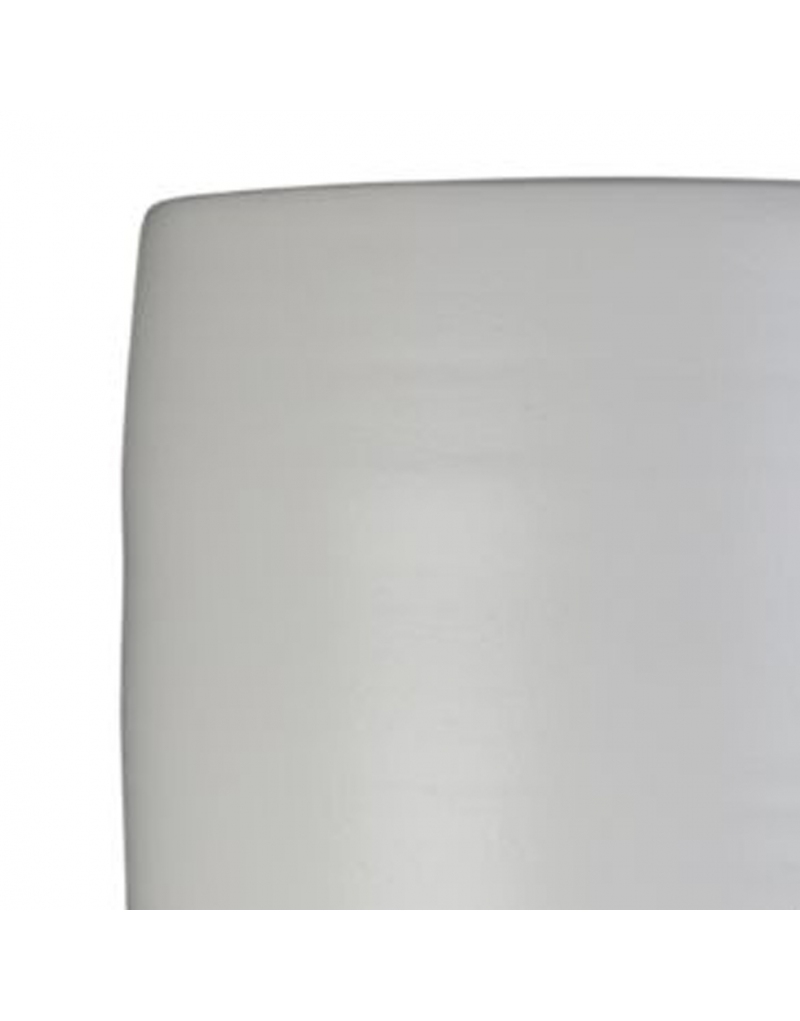 Dettaglio della bocca del vaso Rodle: bordo arrotondato e sottili rigature orizzontali sulla ceramica bianca