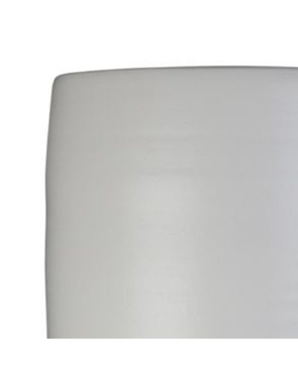 Dettaglio della bocca del vaso Rodle: bordo arrotondato e sottili rigature orizzontali sulla ceramica bianca