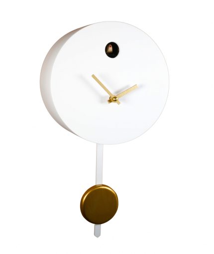 Orologio a cucù da parete moderno di forma circolare in legno verniciato bianco, lancette dorate, sportello del cuculo in alto e pendolo a bacchetta con lente color ottone