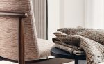 Poltrona e plaid nei tessuti materici semi-uniti della collezione Oxley di Romo. In vendita c’è soltanto il tessuto al metro: arredi e complementi della scena non sono compresi.
