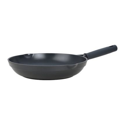 Padella Ceramiq in alluminio pressofuso nero, diametro 28 cm, con manico lungo in bachelite soft touch, fotografata su fondo bianco