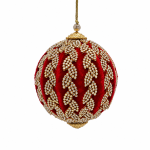Pallina di Natale in velluto rosso con foglie oro ricamate, diametro 10 cm, su fondo bianco. Colore corretto con assistenza AI.