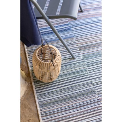 Tappeto Bianca su una terrazza in una scena d’ambientazione; sedia, lanterna e gli altri oggetti della scena non sono compresi
