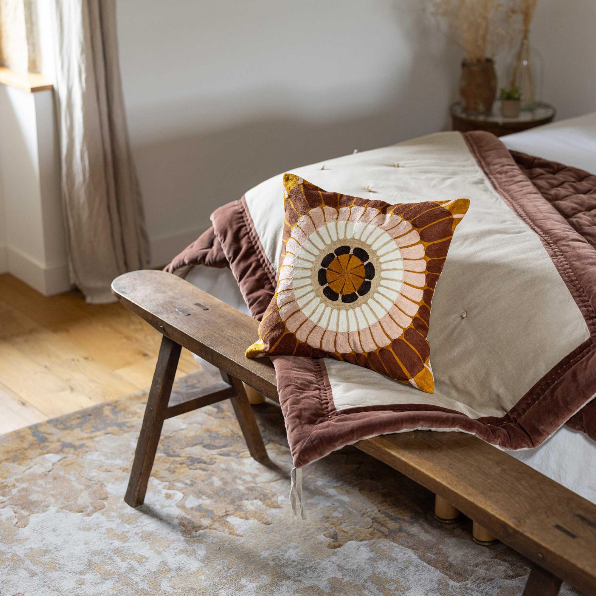 Cuscino ricamato Zeno in cotone ocra e terracotta con rosone stilizzato - immagine 2