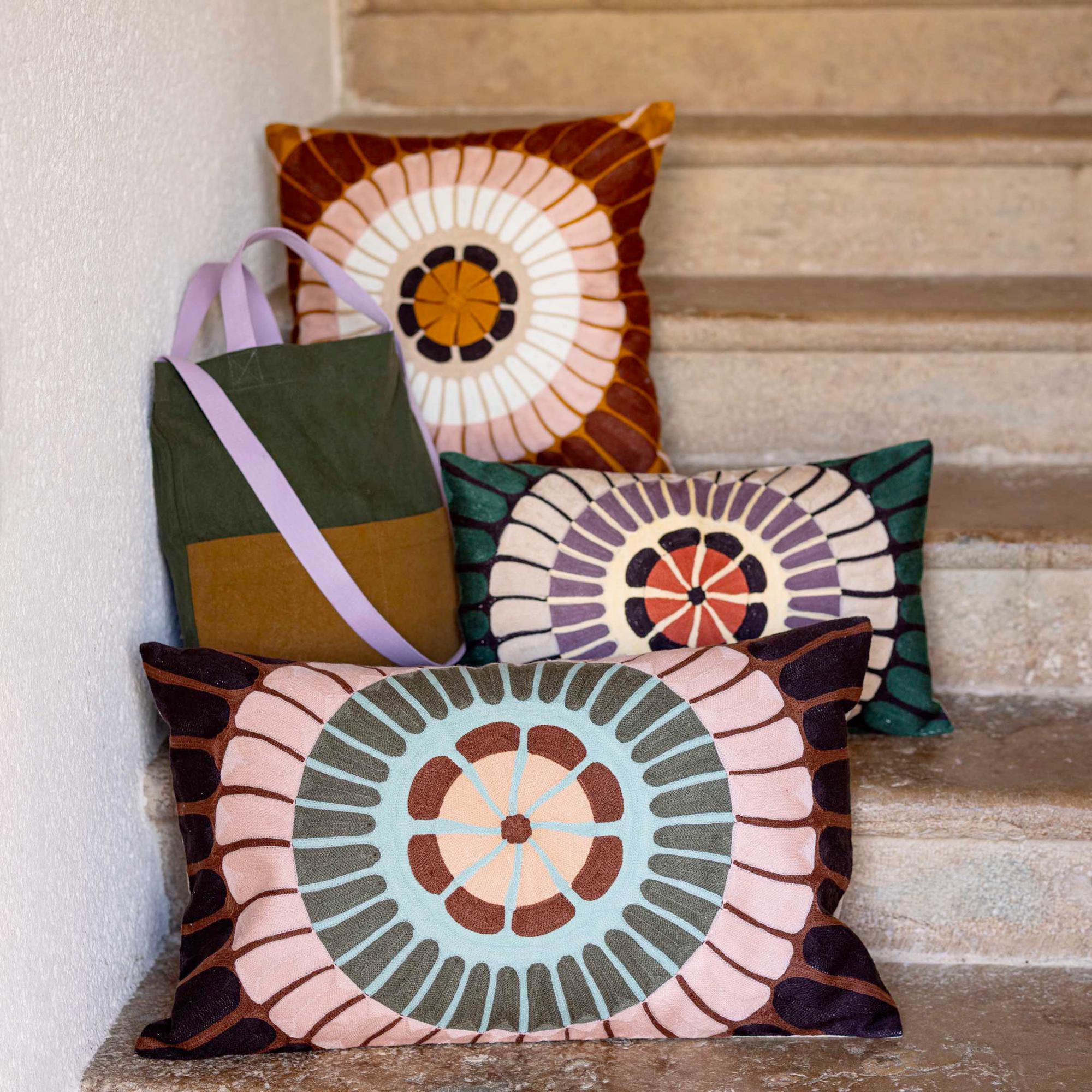 Cuscino ricamato Zeno in cotone ocra e terracotta con rosone stilizzato - immagine 4