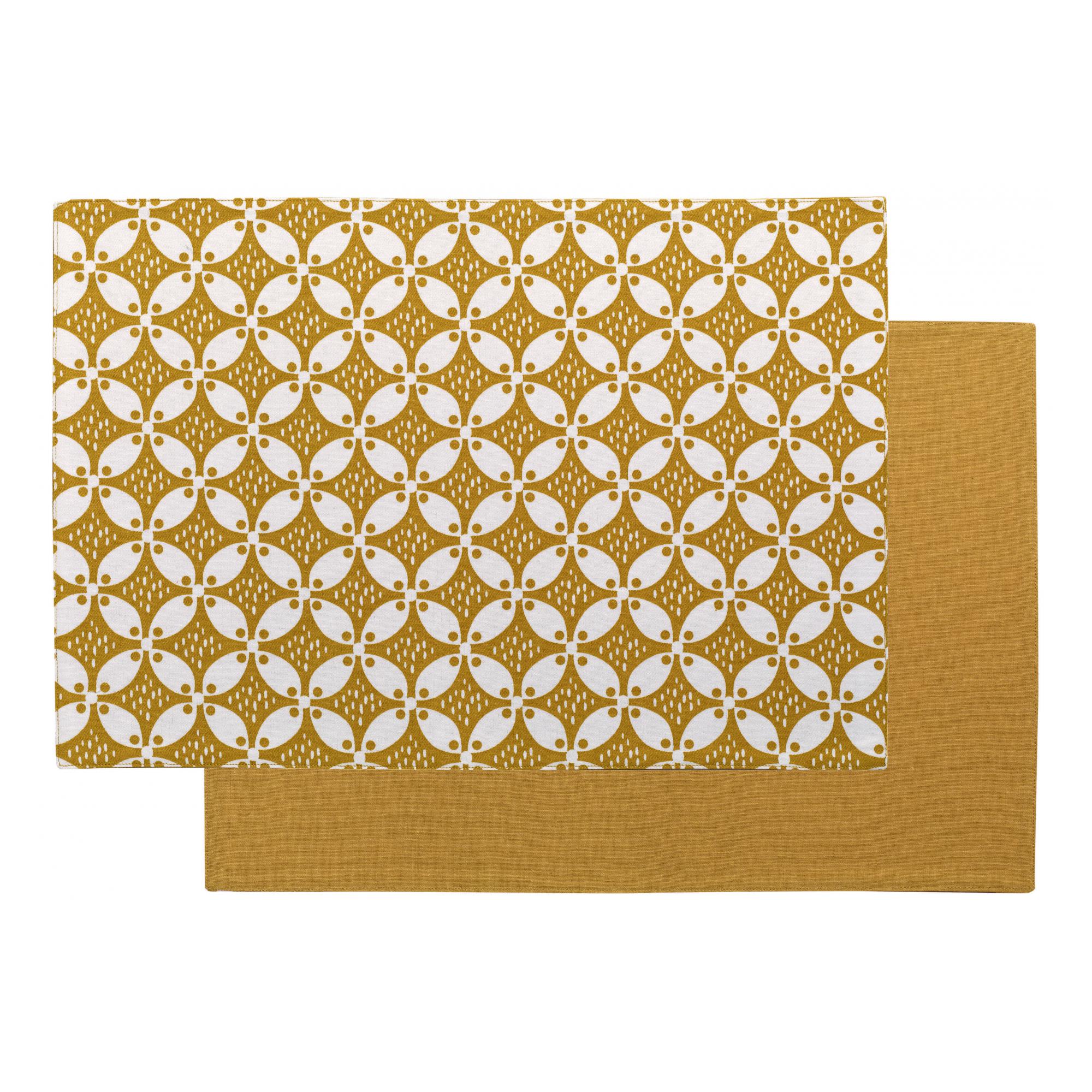 Tovaglietta americana Fatou Mais giallo senape, faccia stampata a motivo geometrico e faccia in tinta unita, 33 × 48 cm, su fondo bianco