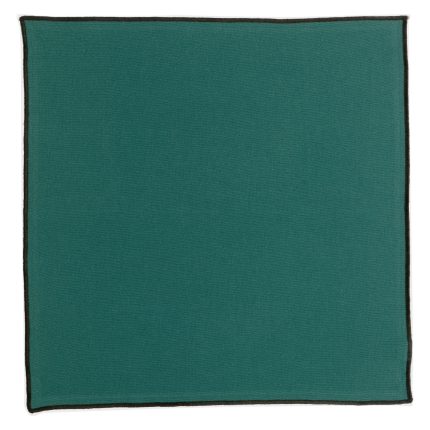 Tovagliolo Grace Paon verde pavone con cucitura scura lungo il bordo, 40 × 40 cm, su fondo bianco