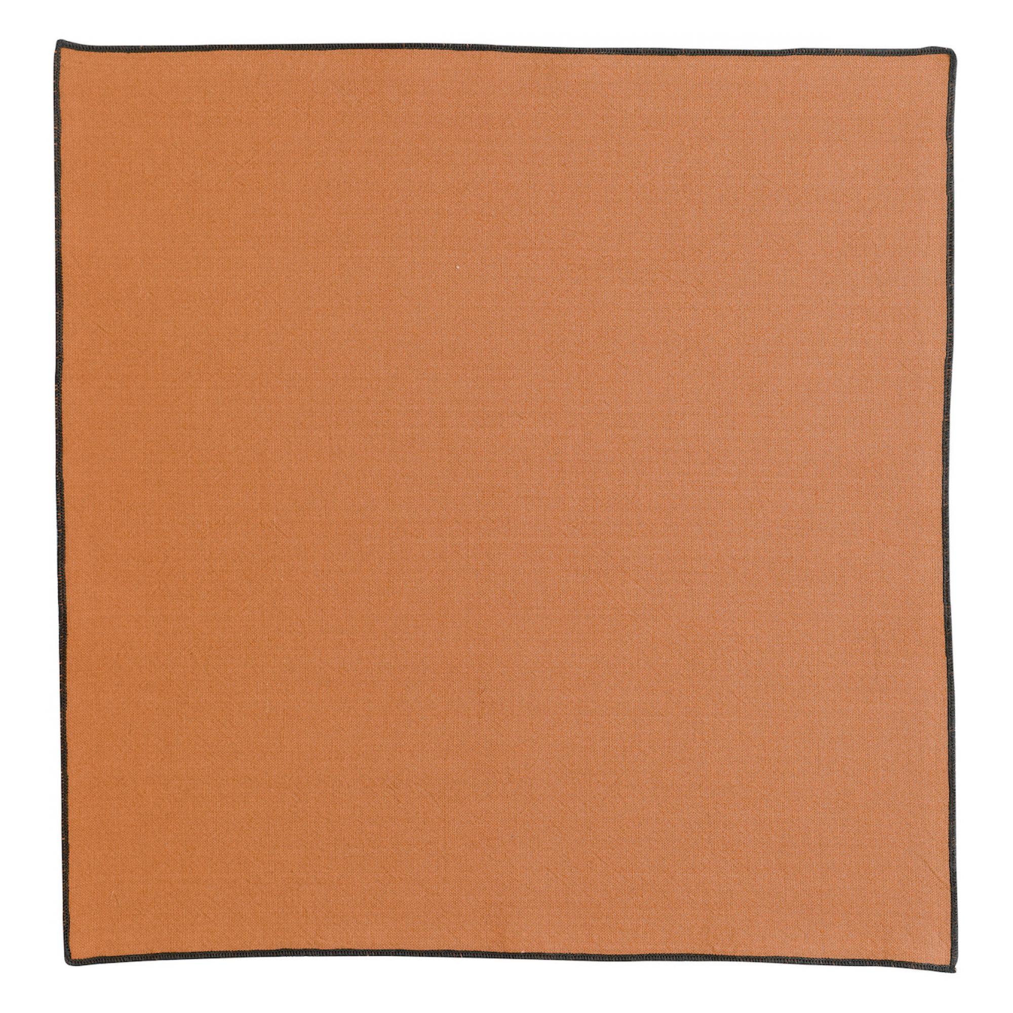 Tovagliolo Grace Caramello marrone caramello con cucitura scura lungo il bordo, 40 × 40 cm, su fondo bianco