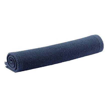 Tappeto da bagno Etia blu inchiostro in spugna di cotone, arrotolato su fondo bianco