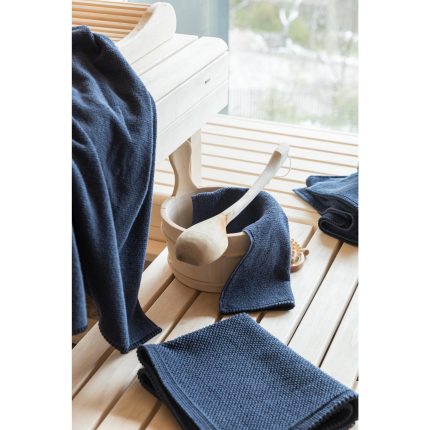 Tappeto da bagno Etia blu inchiostro in una scena d’ambientazione; gli altri oggetti della scena non sono compresi