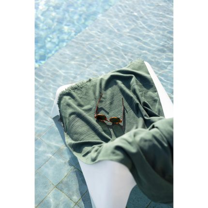 Telo hammam Cancun Abysse verde bosco steso su un lettino a bordo piscina; gli altri oggetti della scena non sono compresi