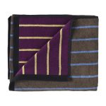Maxi telo bagno Charly Potatoes talpa a righe azzurre con rovescio viola, 100 × 160 cm, piegato su fondo bianco