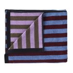 Maxi telo bagno Charly Myrtille azzurro a righe bordeaux con rovescio lilla, 100 × 160 cm, piegato su fondo bianco