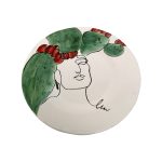 Piatto di presentazione Tratto di Virginia Casa in ceramica bianca Ø 35 cm, decorato a mano con un volto a tratto nero e pale di fico d'India verdi con frutti rossi, su fondo bianco