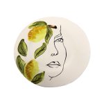 Piatto di presentazione Tratto di Virginia Casa in ceramica bianca Ø 35 cm, decorato a mano con un volto a tratto nero e rami di limoni gialli con foglie verdi, su fondo bianco