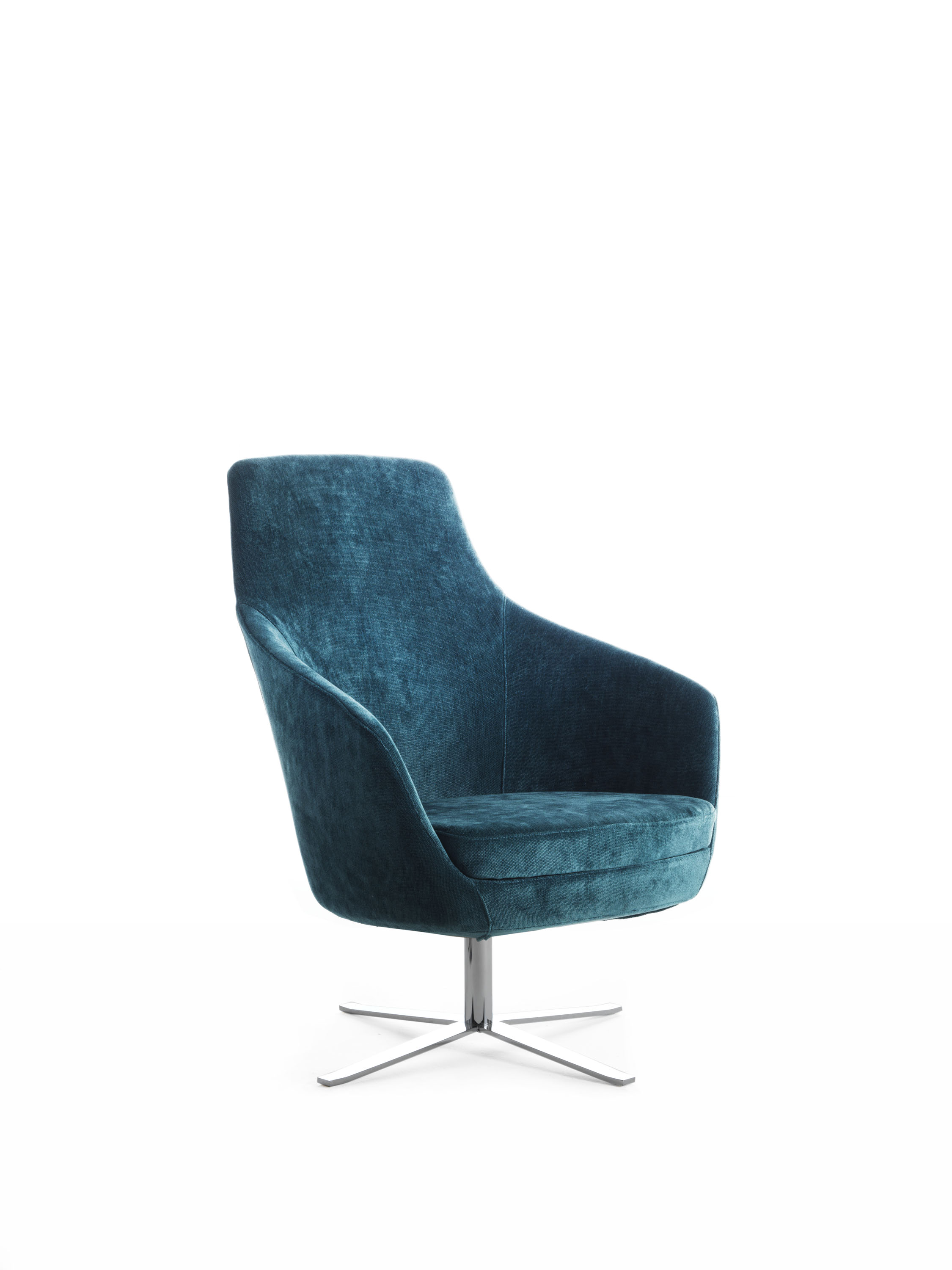 Poltroncina Kea a schienale medio rivestita in velluto blu, con scocca avvolgente che raccoglie schienale e braccioli e basamento girevole a quattro razze in metallo cromato, fotografata di tre quarti su fondo bianco
