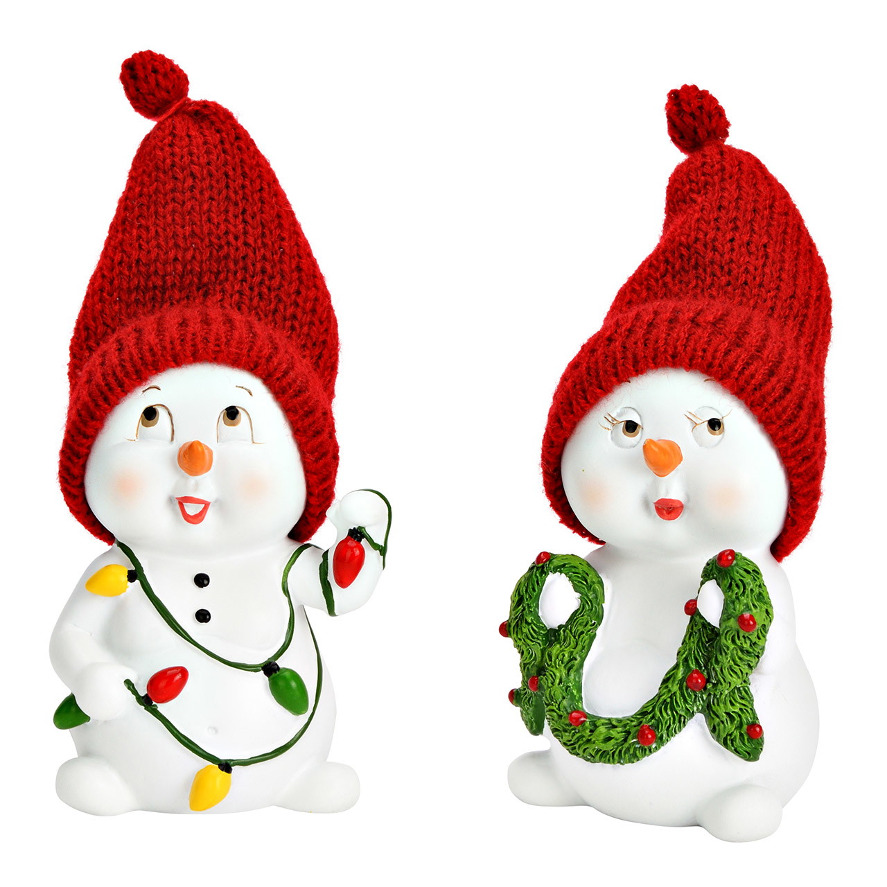I due pupazzi di neve in polyresina bianca con berretto rosso in lana lavorata a maglia, disposti su fondo bianco: quello avvolto nella catena di lampadine colorate e quello che regge la ghirlanda verde con le bacche rosse.