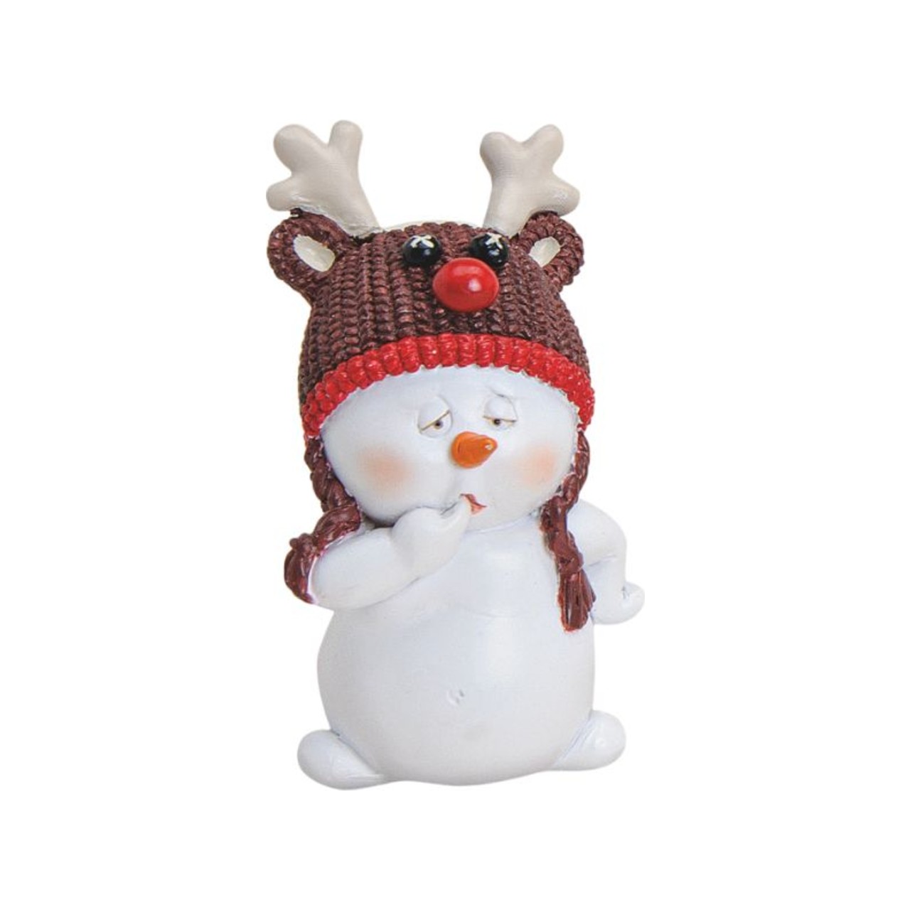 Pupazzo di neve decorativo in polyresina bianca con berretto da renna marrone a trama di maglia, fascia rossa, corna bianche, orecchie e naso tondo rosso, copriorecchie a treccia, sguardo assonnato e mano portata alla bocca