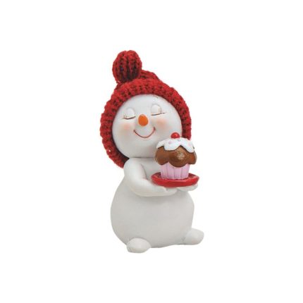 Pupazzo di neve decorativo in polyresina bianca con berretto rosso in lana e pompon, occhi chiusi e sorriso, regge con entrambe le mani un vassoio rosso tondo con un dolcetto glassato di bianco e ciliegina rossa