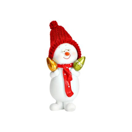 Pupazzo di neve in polyresina bianca su fondo bianco: berretto rosso in lana con pompon, sciarpa rossa a pois bianchi, occhi chiusi e sorriso, tiene un addobbo ovale dorato in una mano e uno verde nell altra.