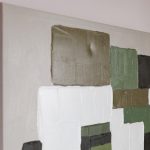 Dettaglio del quadro astratto dipinto a mano: i blocchi di colore in rilievo verdi, bianchi e neri