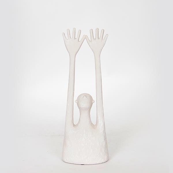 Scultura decorativa in resina grigio chiaro: figura stilizzata con le braccia alzate e le mani aperte, alta 31,5 cm