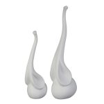 Set di due elefanti stilizzati in ceramica bianco opaco su fondo bianco: corpi rotondi seduti e proboscidi lunghissime che salgono in verticale, alti 42 e 45 cm