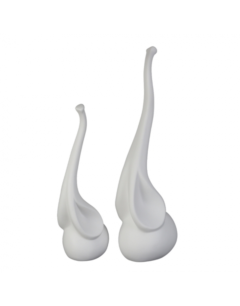 Set di due elefanti stilizzati in ceramica bianco opaco su fondo bianco: corpi rotondi seduti e proboscidi lunghissime che salgono in verticale, alti 42 e 45 cm