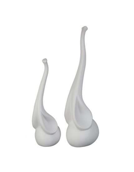 Set di due elefanti stilizzati in ceramica bianco opaco su fondo bianco: corpi rotondi seduti e proboscidi lunghissime che salgono in verticale, alti 42 e 45 cm