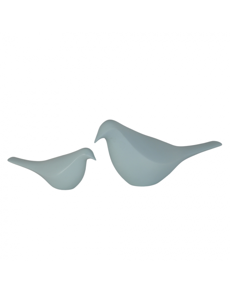 Set di due colombe decorative in ceramica verde acqua su fondo bianco: la piccola da 25 cm e la grande da 40 cm, di profilo, con corpo affusolato e coda lunga