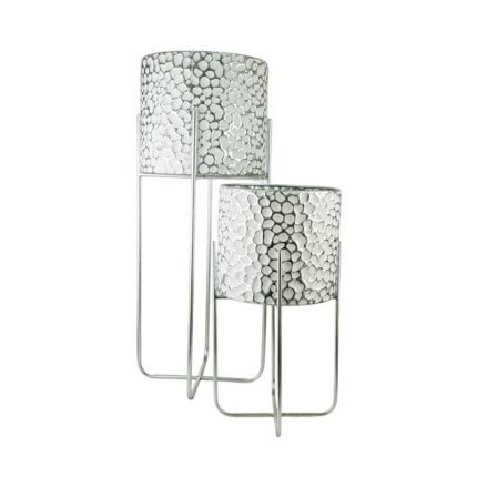 Coppia di portavasi da terra in metallo argento: cestello traforato a motivo di cerchi su struttura a stelo, nelle altezze 76,2 e 48,2 cm, su fondo bianco