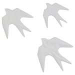 Set di tre rondini decorative in ceramica bianco opaco su fondo bianco: tre sagome in volo con ali aperte e coda biforcuta, da 22, 26 e 30 cm
