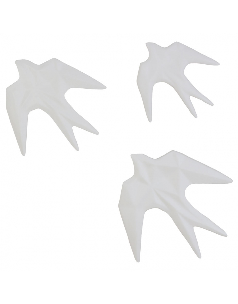 Set di tre rondini decorative in ceramica bianco opaco su fondo bianco: tre sagome in volo con ali aperte e coda biforcuta, da 22, 26 e 30 cm