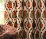 Ambientazione con il tessuto Mysore di Osborne & Little, collezione Belvedere. In vendita c'è soltanto il tessuto al metro: arredi, complementi e oggetti della scena non sono compresi.