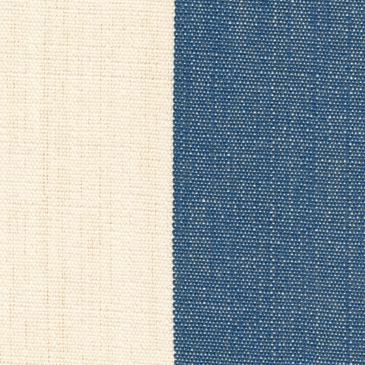 Campione del tessuto Perry della collezione Cape Cod di Élitis nella colorazione blu marino: riga larga blu su fondo écru, acrilico per interno ed esterno, altezza utile 305 cm.