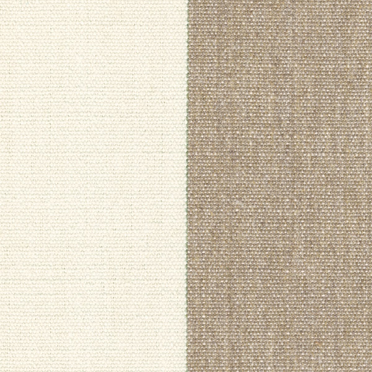 Campione del tessuto Perry della collezione Cape Cod di Élitis nella colorazione tortora: riga larga tortora su fondo écru, acrilico per interno ed esterno, altezza utile 305 cm.